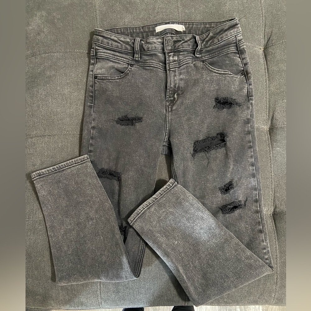 Super cute Hidden distressed jeans size 28